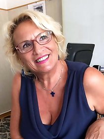 Attractive old babe having slippery vagina