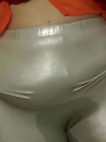 Gloss leggings piss