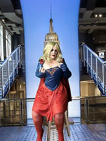 Older tart is posing nude for cash